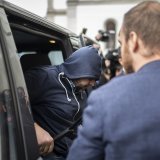 Peu convaincue par certains récits du prévenu (ici à son arrivée au tribunal), la Cour a émis l'hypothèse qu'il avait inventé sa participation aux assassinats d'opposants biélorusses pour obtenir l'asile en Suisse.